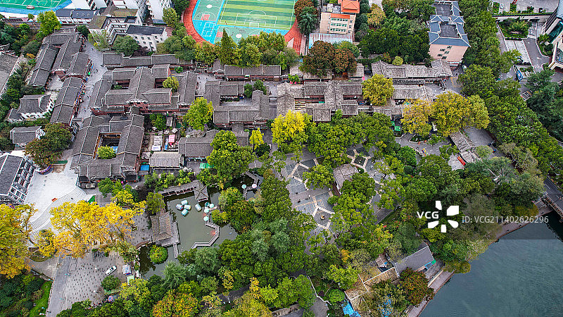 贵州省遵义市红花岗区，红军街秋色。古色古香的建筑在秋色的点缀下显得格外美丽，图片素材
