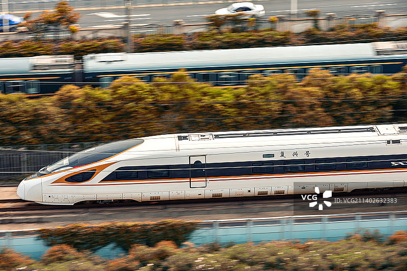 城际高铁沪宁铁路线无锡火车站复兴号高铁进站画面图片素材