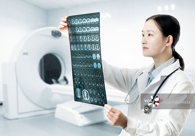 医生在查看CT报告图片素材