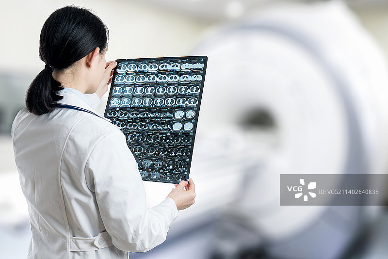 医生在查看CT报告图片素材