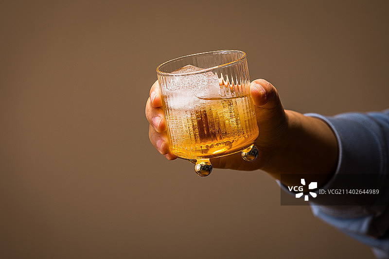 晚餐桌子上的酒杯玻璃杯杯子饮具图片素材