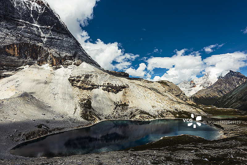 稻城亚丁五色海图片素材