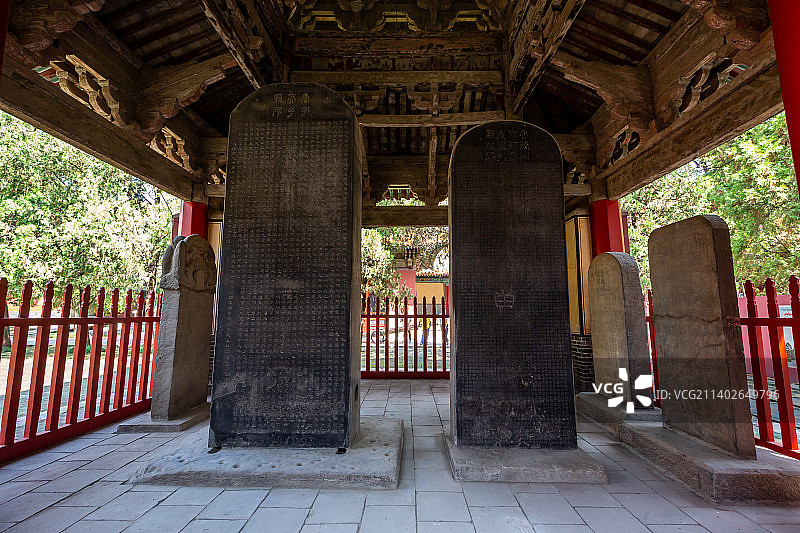 山东济宁曲阜孔庙：十三碑亭及其石碑图片素材
