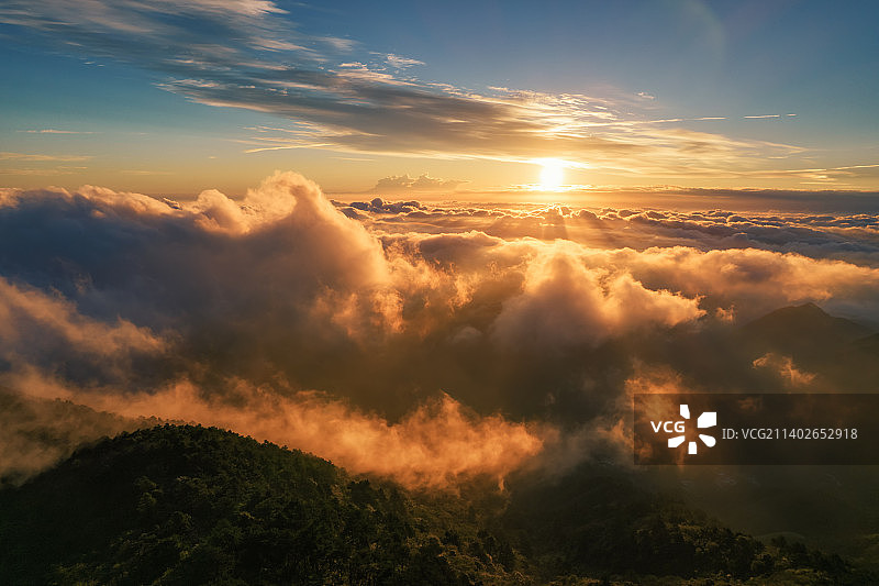 杭州昱岭牵牛岗群山云海日出航拍图片素材