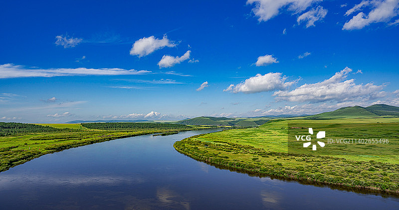 蓝天白云下的草原和河流图片素材