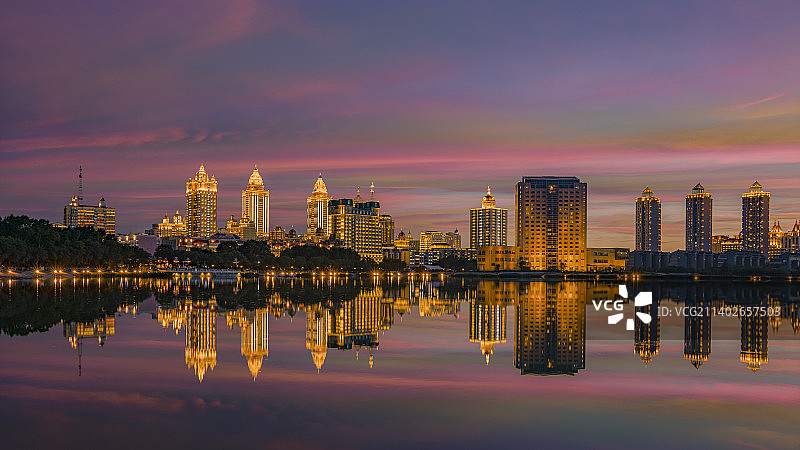 满洲里城市天际线日落灯光夜景图片素材