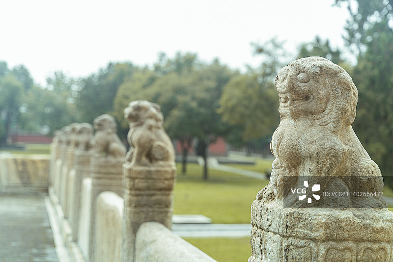 风化严重的古代石雕狮子像图片素材