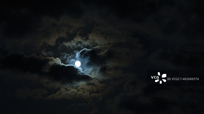 天空中的一轮圆月亮图片素材