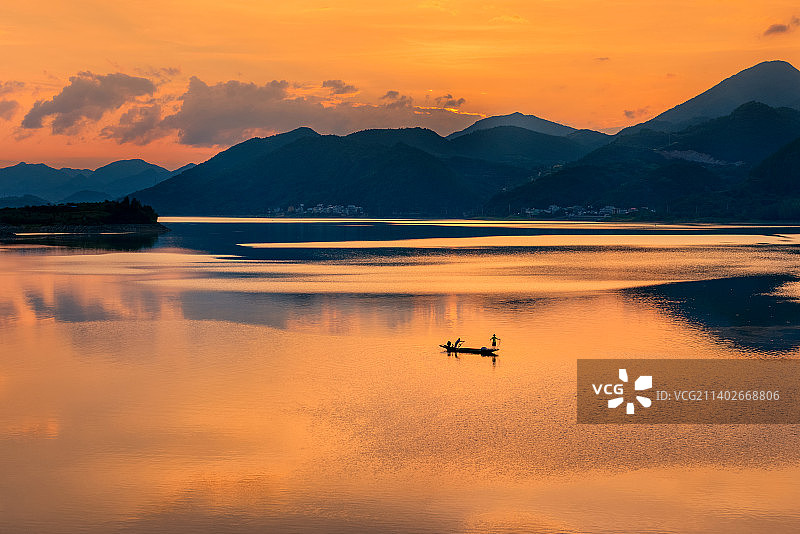 晚霞中的富水湖渔家图片素材