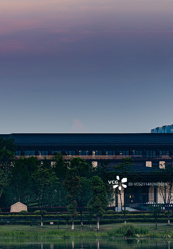 成都锦城湖观雪山图片素材