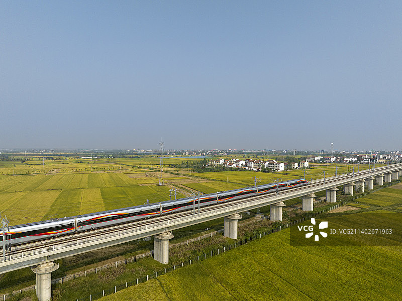航拍郑渝高铁郑万高铁襄阳段铁路线高桥架秋天田野自然风光图片素材