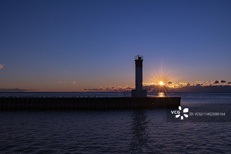 清晨的加拿大安大略湖栈道图片素材