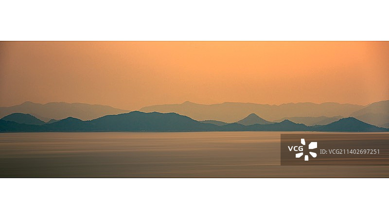 日落时群山对天的景色图片素材