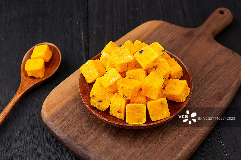 装在小盘子里的冻干百香果干块图片素材