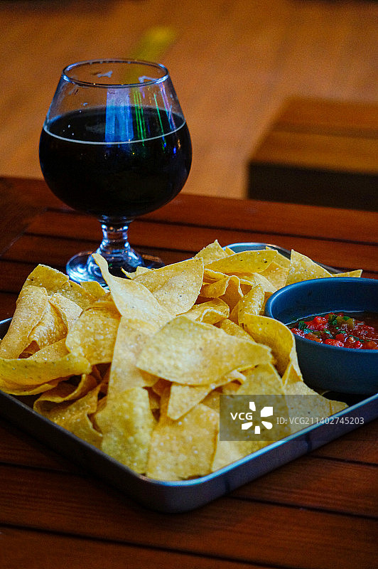 精酿啤酒和墨西哥玉米片图片素材