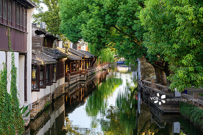 国家5A级景区，中国第一水乡，江苏省苏州市昆山市周庄古镇，夜景航拍乌篷船，小桥流水人家图片素材