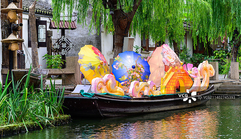 国家5A级景区，中国第一水乡，江苏省苏州市昆山市周庄古镇，夜景航拍乌篷船，小桥流水人家图片素材