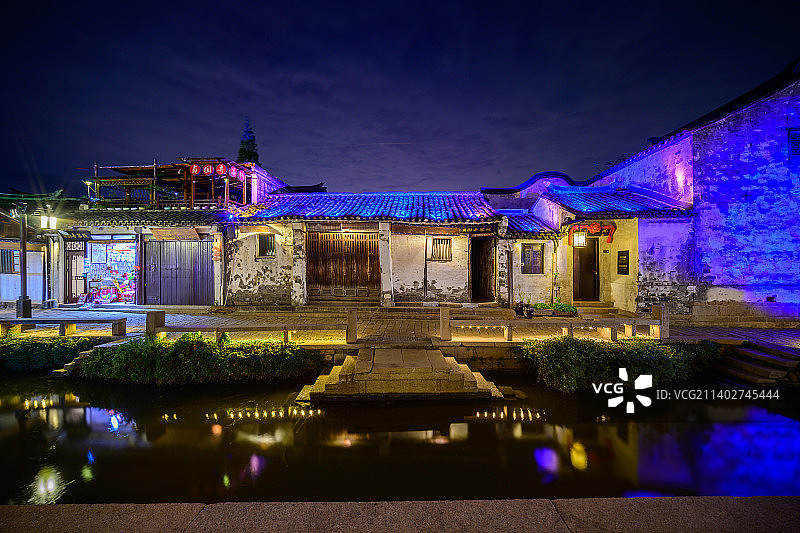 国家5A级景区，中国第一水乡，江苏省苏州市昆山市周庄古镇，夜景航拍乌篷船，小桥流水人家图片素材