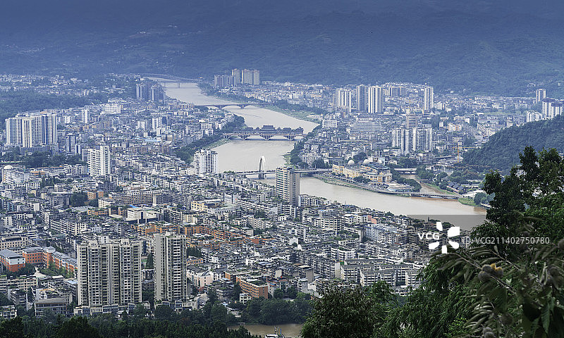 周公山上远望雅安老城区青衣江穿城而过廊桥图片素材