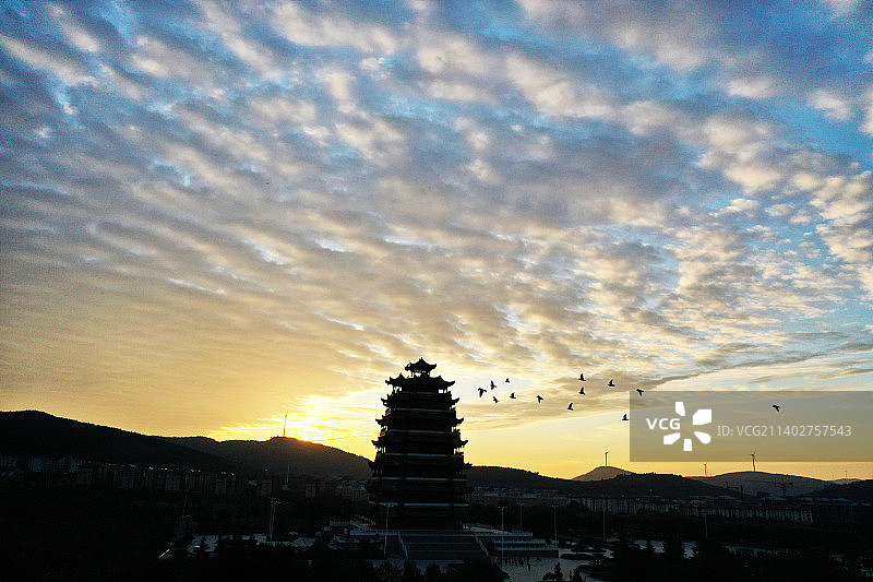 山东枣庄山亭区翼云阁上空出现鱼鳞云美景 鸽子在天空飞翔图片素材