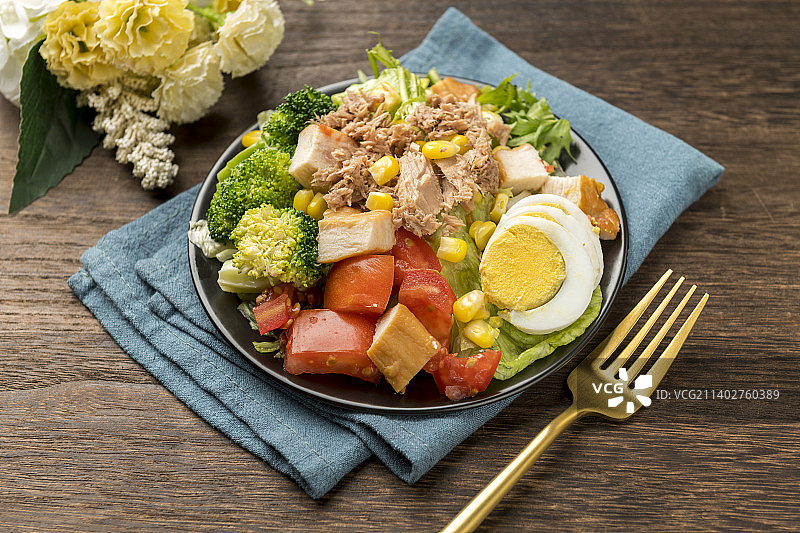 一盘金枪鱼蔬菜沙拉西餐菜品特写图片素材