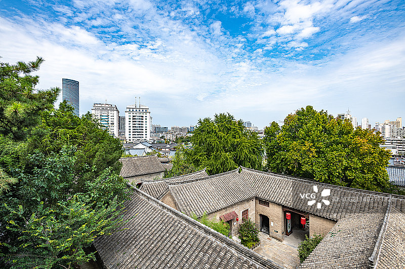 江苏徐州戏马台景区看蓝天白云背景下的户部山古建筑群景观图片素材