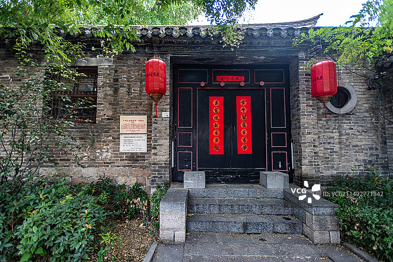 江苏徐州戏马台景区看蓝天白云背景下的户部山古建筑群景观图片素材