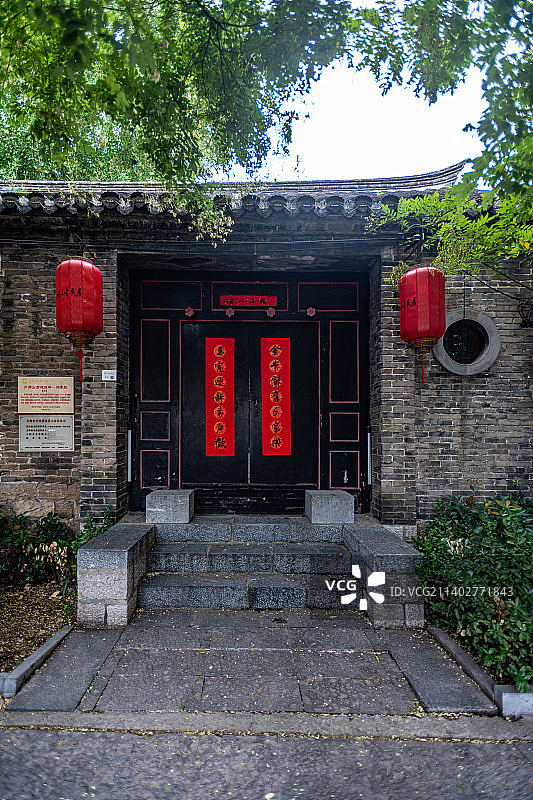 江苏徐州戏马台景区看蓝天白云背景下的户部山古建筑群景观图片素材