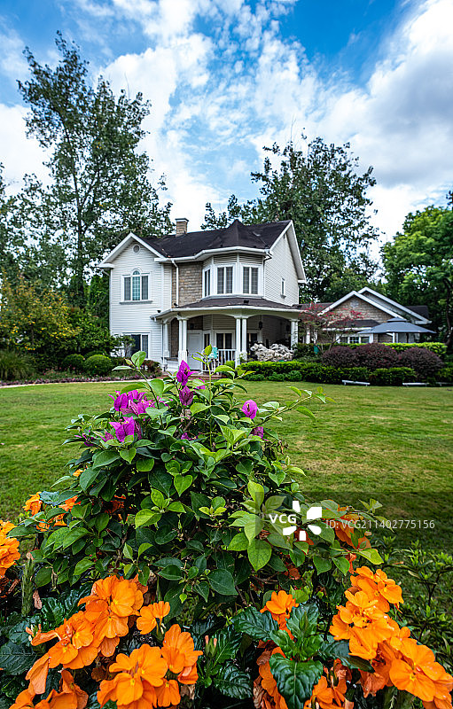 蓝天白云绿草坪背景映衬中的上海长宁金庭庄园欧洲古堡别墅花园城堡酒店建筑景观图片素材