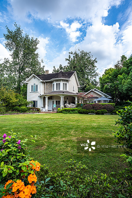 蓝天白云绿草坪背景映衬中的上海长宁金庭庄园欧洲古堡别墅花园城堡酒店建筑景观图片素材