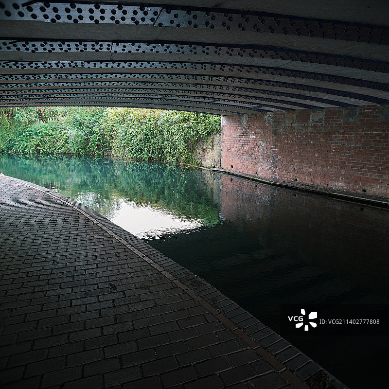伍尔弗汉普顿公路桥下的伯明翰和伍尔弗汉普顿运河图片素材