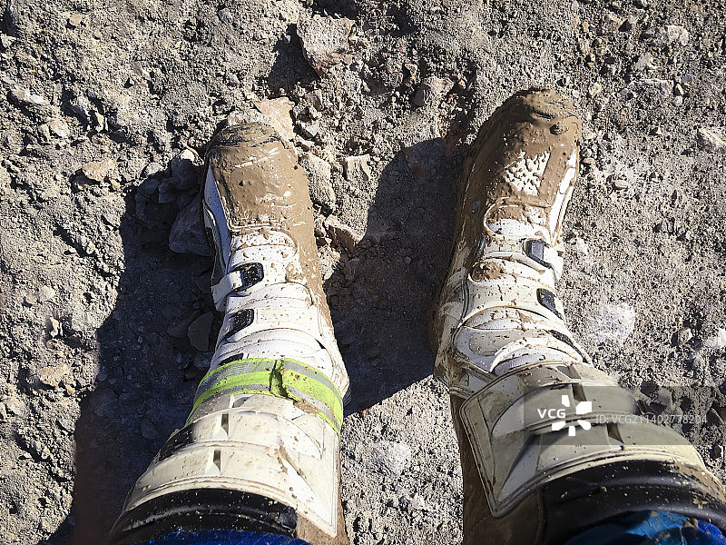 沾满泥浆的摩托车靴子图片素材
