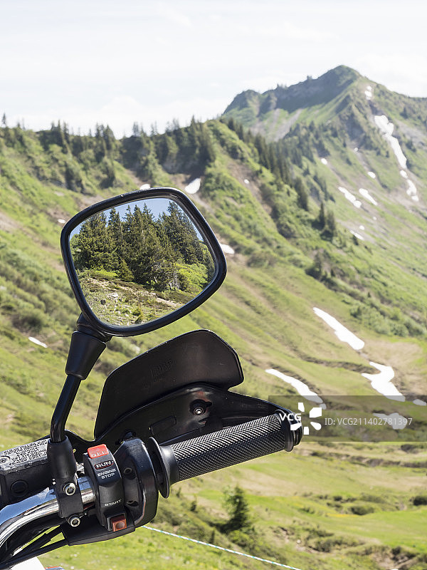 瑞士阿尔卑斯山的探险摩托车图片素材