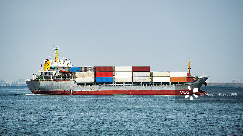 航拍海洋海景和远洋货运图片素材