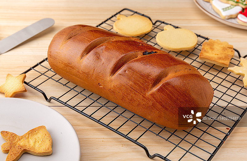 放在黑色烘焙网上的俄罗斯列巴图片素材