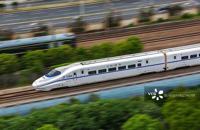 江苏省无锡市火车站飞驰而过的和谐号高铁画面图片素材