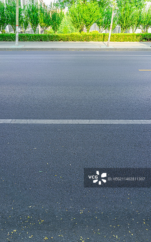 中国城市交通拍摄主题，平坦的柏油路，两侧的绿化带，户外无人图像摄影图片素材