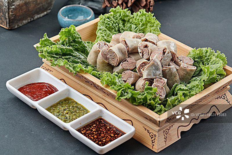 水煮传统蒙餐羊肉肠图片素材