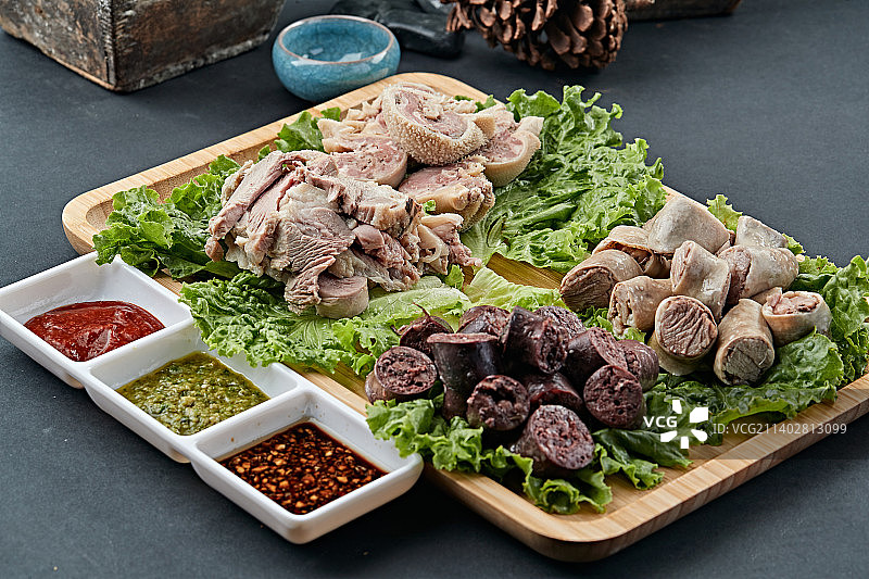 蒙餐血肠白肠肚包肉拼盘图片素材