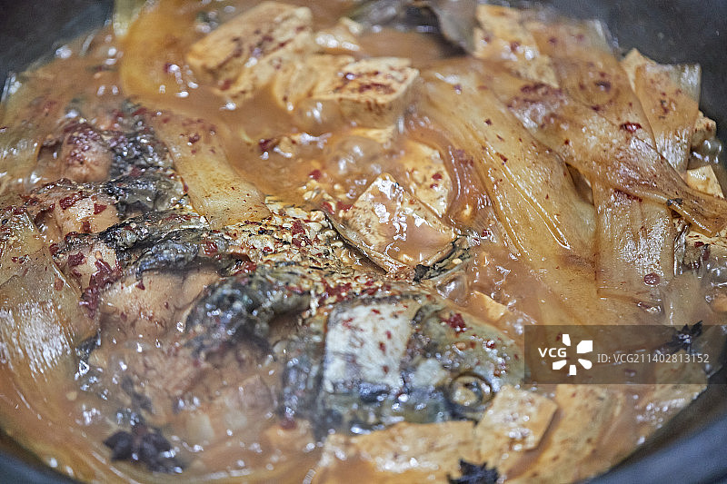 农家铁锅炖鱼贴饼子图片素材
