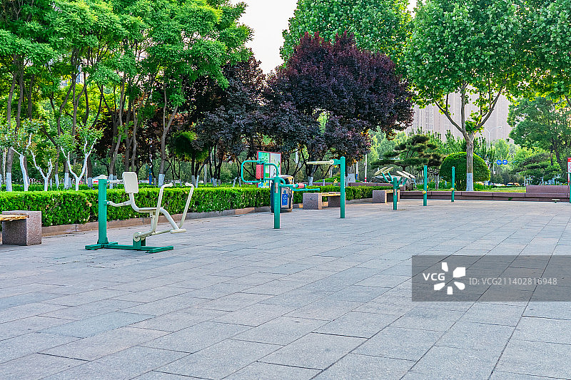 中国体育运动健身活动拍摄主题，山东省泰安市岱岳文化广场，单杠双杠灯运动健身器械，黑色的正方形垫子图片素材