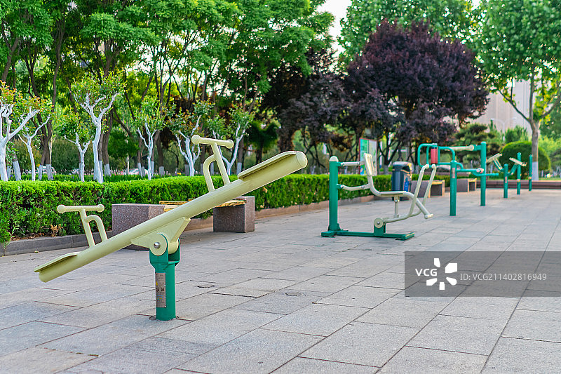 中国体育运动健身活动拍摄主题，山东省泰安市岱岳文化广场，单杠双杠灯运动健身器械，黑色的正方形垫子图片素材