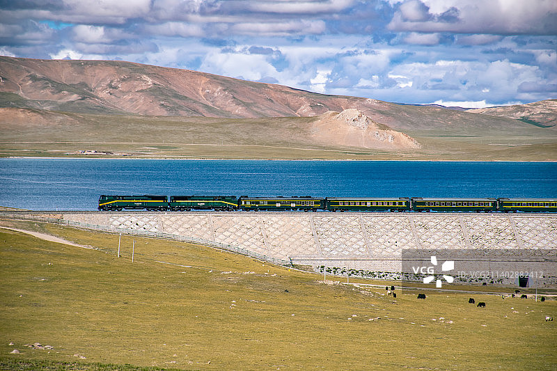 青藏铁路Z21次（北京-拉萨）列车经过那曲安多县措那湖畔图片素材
