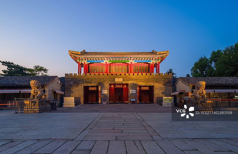 中国河北承德避暑山庄丽正门夜景图片素材
