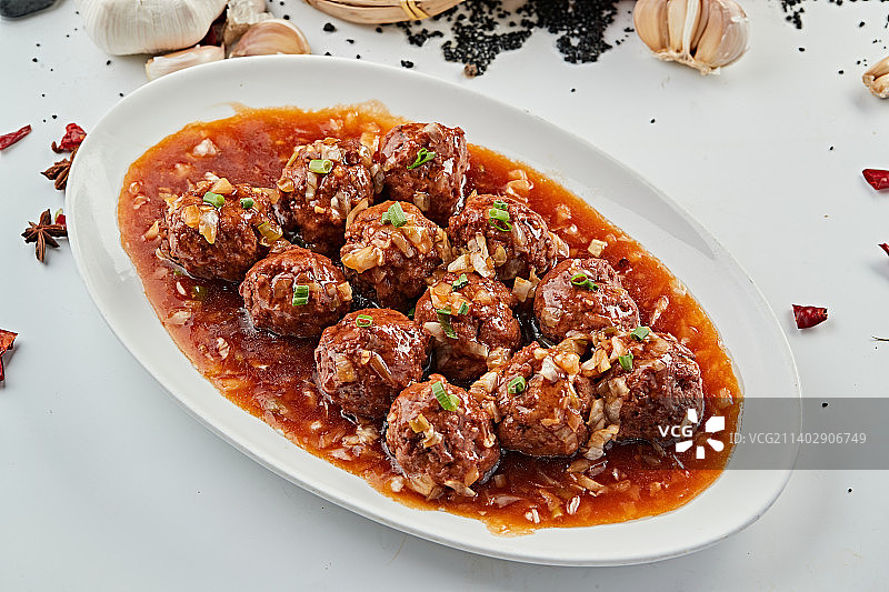 葱香浇汁红烧牛肉丸图片素材