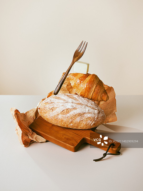面包堆叠在木托盘上图片素材