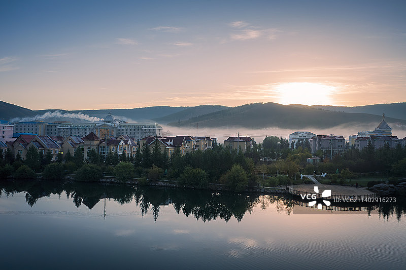 航拍早晨平流雾中的内蒙小城阿尔山图片素材