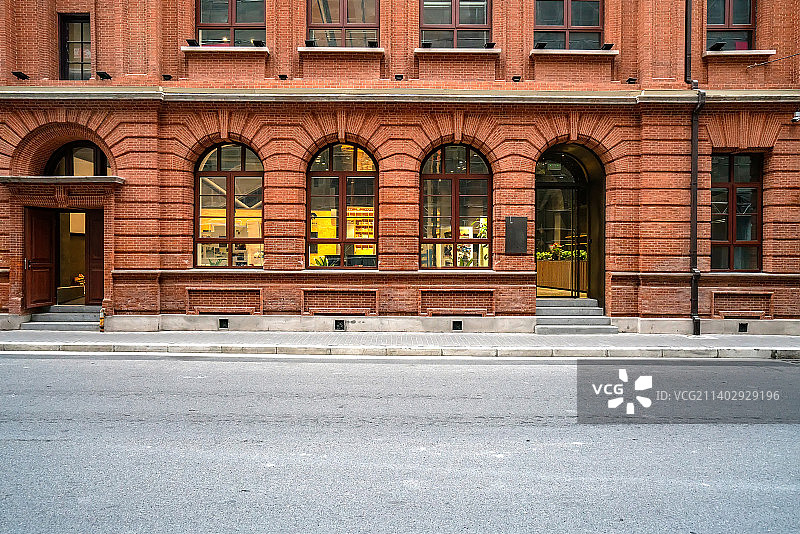 上海外滩公路和历史建筑图片素材