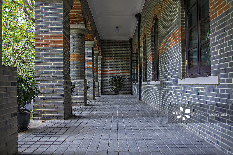 带廊柱的古典青砖结构走廊图片素材