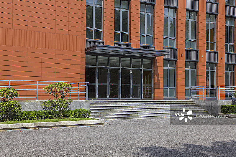 带路面台阶的红色建筑局部斜视构图图片素材